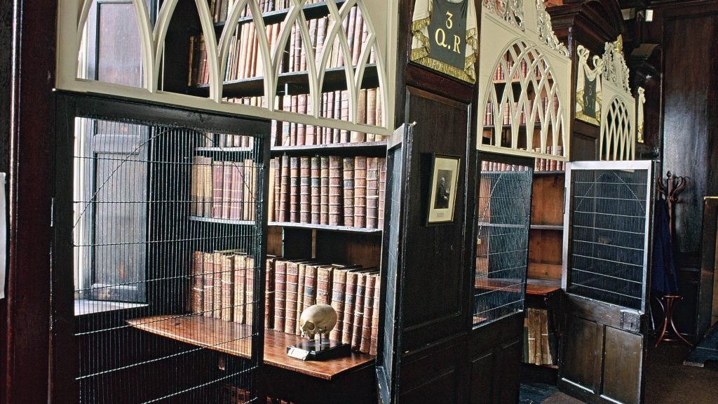 Vergitterte Lesenischen befinden sich in der alten Marsh?s Library in Dublin. Sie wurde 1701 gegr¸ndet und war die erste ˆffentliche Bibliothek von Dublin. Die Gitter dienten dem Diebstahlschutz. Dublin ist die Hauptstadt Irlands und liegt an der Ostk¸ste der Insel Irland.(Undatierte Aufnahme)null
